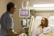 Kann Michael Buckley (Jared Day, r.) Pride (Scott Bakula, l.) sagen, wer seinen Freund, den Navy-Taucher Charles Green, bei ihrem Bootsausflug get&ouml;tet hat?