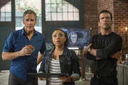 Pride (Scott Bakula, l.), Percy (Shalita Grant, M.), LaSalle (Lucas Black, r.) und ihre Kollegen vom NCIS ermitteln in einem Fall, bei dem ein Navy-Taucher auf hoher See ermordet wurde. Dabei erhalten sie bald ungewollte Unterst&uuml;tzung von Brodys speziellem Freund von Homeland Security.