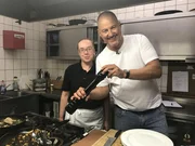 Heike (l.) schmei&szlig;t als ungelernte K&ouml;chin die K&uuml;che und den Hotelbetrieb in der Heidesch&auml;nke alleine und ist vollkommen &uuml;berfordert damit. Kann Sternekoch Frank Rosin (r.) ihr Mut zusprechen und den Familienbetrieb wieder in die richtigen Bahnen lenken?