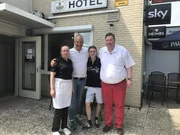 Sternekoch Frank Rosin (2..v.l.) ereilt ein Hilferuf aus dem Hotel-Restaurant Heidesch&auml;nke in Braunschweig Der 16-j&auml;hrige Silvan (2.v.r.) sorgt sich um die Existenz seiner Eltern Heike (l.) und Martin (r.) ....