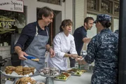 LaSalle (Lucas Black, 2.v.r.) und seine Kollegen &uuml;bernehmen einen Fall, bei dem auf die Navy-K&ouml;chin Danielle Jarrett ein Anschlag ver&uuml;bt wurde. Bei ihrem Abstecher in die kulinarische Welt treffen sie auch auf die Meister-K&ouml;che John Besh (John Besh, l.) und Susan Spicer (Susan Spicer, 2.v.l.).