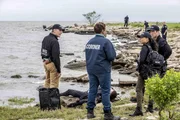 Pride (Scott Bakula, l.), Loretta (CCH Pounder, 2.v.l.), Percy (Shalita Grant, 2.v.r.) und LaSalle (Lucas Black) untersuchen die Leiche eines Navy-Tauchers, der auf hoher See ermordet wurde. Unterdessen bekommt Brody unerwarteten Besuch von Agent John Russo, ihrem Kontakt in Washington D.C.