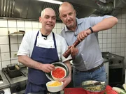 Obwohl Christophers (l.) Tex-Mex-K&uuml;che in Osnabr&uuml;ck nahezu konkurrenzlos ist, bleiben die G&auml;ste aus. Kann Sternekoch Frank Rosin (r.) helfen?