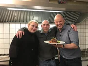 Wird Sternekoch Frank Rosin (r.) Christopher (M.) und seiner Frau Irina (l.) helfen und so ihr Restaurant "Manolo" retten k&ouml;nnen?