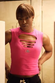 Michelle (Tracey Armstrong) ist immer noch sauer auf ihre ehemalige Freundin Raya, die die Community im Stich gelassen hat, als sie sich auf die Privatschule verdr&uuml;ckte ...