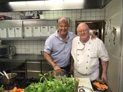 In Dettenheim bei Karlsruhe liegt der idyllische, gut besuchte Gie&szlig;ener Badesee. Der ans&auml;ssige Landgasthaus am See ger&auml;t dabei zusehends in gastronomische Seenot. Es scheint nur noch eine Hoffnung zu geben: Sternekoch Frank Rosin (l.)!