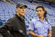 Wie h&auml;ngt der Mord des Unteroffiziers mit dem gekidnappten Unteroffizier, der zuletzt in Mexico gesehen wurde, zusammen? Pride (Scott Bakula, l.) und NOPD Officer Hernandez (Mario Lopez, r.) unter immensem Druck.