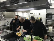 Kann J&ouml;rg Sch&auml;fer (r.) mit Hilfe von Starkoch Frank Rosin (M.) und Koch Tim Bendt (l.) das angeschlagene Hotel-Restaurant Wittekindsquelle in Bergkirchen retten?