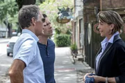 Pride (Scott Bakula, l.), LaSalle (Lucas Black, M.) und Sylvia Lund (Wendie Malick, r.) in gro&szlig;er Sorge um ihren Sohn Sebastian, der kurz nach dem Mord an Leutnant Michael gekidnapped wird ...