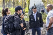 Keine &Uuml;berlebende: Das FBI Gregorio (Vanessa Ferlito, l.) und Jenkins (Reggie Austin, r.), sowie das NCIS LaSalle (Lucas Black, vorne), Pride (Scott Bakula, 2.v.r.) und Percy (Shalita Grant, 3.v.r.) untersuchen den Absturz eines Privatflugzeuges.