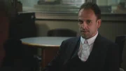 Mit hervorragender Auffassungsgabe versucht Sherlock Holmes (Jonny Lee Miller) seinen aktuellen Fall zu l&ouml;sen ...