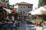 In den Familien der Kosovo-Albaner ist es üblich, für wichtige Feierlichkeiten Sänger und Musiker zu engagieren, die die Freuden und Leiden der Menschen besingen. Auf diese Weise überdauert die Geschichte des Landes und seiner Bewohner. In den Familien der Kosovo-Albaner ist es üblich, für wichtige Feierlichkeiten Sänger und Musiker zu engagieren, die die Freuden und Leiden der Menschen besingen. Auf diese Weise überdauert die Geschichte des Landes und seiner Bewohner.