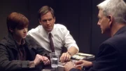 Gibbs (Mark Harmon, r.) und Tony (Michael Weatherly, M.) untersuchen einen zwei Wochen alten Mordfall, bei dem der pensionierte Marine Yale Peyton in seinem Wohnzimmer mit einer Axt erschlagen wurde. Sein Sohn, der 18-j&auml;hrige Nick (Cameron Monaghan, l.), steht unter dringendem Tatverdacht. Doch hat er wirklich etwas damit zu tun?
