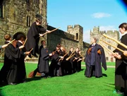 Bei der ersten Flugstunde bei Madame Hooch (Zo&euml; Wanamaker) hat Neville (Matthew Lewis) seinen Besen nicht im Griff.