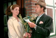 Bauer T&ouml;nnsen wirbt mit Blumen und Liebesgedichten um die Hoferbin Henrike K&uuml;mmersen (Heike Falkenberg).