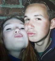 Ein Mann und eine Frau schauen in die Kamera