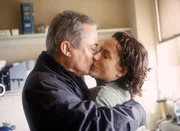 Georg (Udo Kier) kann Betty (Claudia Michelsen) nicht mehr l&auml;nger widerstehen...