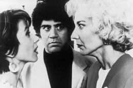 Regisseur Pedro Almod&oacute;var mit seinen Hauptdarstellerinnen Marisa Paredes (re.) in der Rolle der S&auml;ngerin Becky del P&aacute;ramo und Victoria Abril (li.) als ihre Tochter Rebeca