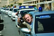 Als Commissaire Gibert (Bernard Farcy, vorne) f&uuml;r einige Tage einen Schwerverbrecher in seiner Marseiller Polizeistation in Gewahrsam nehmen soll, bricht dort das totale Chaos aus - mit fatalen Folgen ...