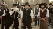 Federico (Thiago Braga de Oliveira), Kumbartzky (Peter Sikorski) und Der Garstige (Alexandru Cirneala) auf der Baustelle.
