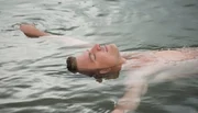 Martin Siedler (Friedrich M&uuml;cke) l&auml;sst sich auf dem Wasser treiben.