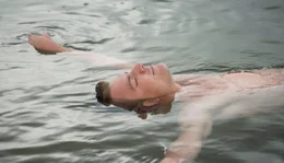 Martin Siedler (Friedrich M&uuml;cke) l&auml;sst sich auf dem Wasser treiben.