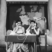 Grand Prix am 03.03.1957 im Groﬂen Sendesaal des Hessischen Rundfunks Moderatorin Anaid Iplicjian (links) mit einer Assistentin, bei der Entgegennahme der Punkte.