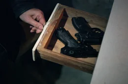 Gebunkerte Waffen im Keller: In der kriegszerst&ouml;rten Stadt K&ouml;ln leistete im Herbst 1944 eine kleine Gruppe von Jugendlichen bewaffneten Widerstand gegen das Nazi-Regime.