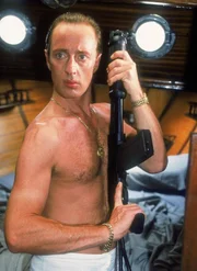 Der Profikiller Charon (Wilfried Hochholdinger) hat sich an Bord des Schiffes von Ingrid von Braun versteckt. Wird das "Barracuda'-Team sein Versteck entdecken?