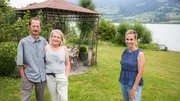 Ir&egrave;ne (r.) und Thomas Benz-Sommer mit Nicole Berchtold im Rosengarten am See in Avry-devant-Pont (FR)
