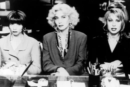 v.l.n.r.: Rebeca (Victoria Abril), ihre Mutter Becky (Marisa Paredes) und Isabel (Miriam D&iacute;az Aroca) m&uuml;ssen sich von einem Untersuchungsrichter wegen Mordverdacht verh&ouml;ren lassen