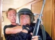 Vero (Chryzter Gommel, r.) wird von Charon (Wilfried Hochholdinger) &uuml;berrascht und in eine Kabine gezerrt.