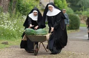 v.l. Sister Reg (VIRGINIA FIOL) und Sister Boniface (LORNA WATSON) v.l. Sister Reg (VIRGINIA FIOL) und Sister Boniface (LORNA WATSON)