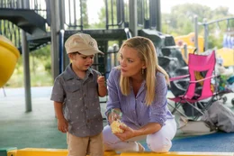 Ayden Bivek als Tanner, Kate Hudson als Jesse