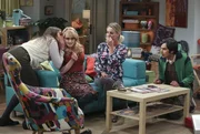 W&auml;hrend ihre Freunde mit einer neuen Erfindung das gro&szlig;e Geld wollen, stehen Penny (Kaley Cuoco, 2.v.r.), Amy (Mayim Bialik, l.) und Bernadette (Melissa Rauch, 2.v.l.) Raj (Kunal Nayyar, r.) mit Rat und Tat zur Seite, denn seine Exfreundin Emily will ihn einfach nicht in Ruhe lassen ...