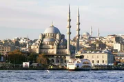 Seit die junge türkische Republik vor 100 Jahren ihre Einheit und Identität auf dem Anbau und der Verarbeitung von einheimischem Tee gründete, ist der Çay das Getränk der türkischen Nation. Seit die junge türkische Republik vor 100 Jahren ihre Einheit und Identität auf dem Anbau und der Verarbeitung von einheimischem Tee gründete, ist der Çay das Getränk der türkischen Nation.