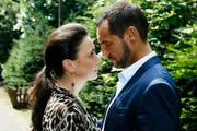 Simone (Tatjana Clasing) bekommt von Richard (Silvan-Pierre Leirich) vor Augen geführt, dass er durch das Baby ein Leben lang mit Isabelle verbunden sein wird und so stellt Simone ihn vor eine schwere Wahl... Simone (Tatjana Clasing) bekommt von Richard (Silvan-Pierre Leirich) vor Augen geführt, dass er durch das Baby ein Leben lang mit Isabelle verbunden sein wird und so stellt Simone ihn vor eine schwere Wahl...