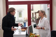 Sonja (Anna Apitzsch) ist &uuml;berfordert, als Paul (Eric Langner) sie mit seinen Pl&auml;nen f&uuml;r ihren Hochzeitstag &uuml;berrascht.