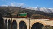 Diesel-Lokomotive D445 überquert Brücke auf der italienischen transsibirischen Eisenbahnroute Diesel-Lokomotive D445 überquert Brücke auf der italienischen transsibirischen Eisenbahnroute