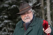 Hermann (Wolfgang Hepp) er&ouml;tert Lioba den Inhalt seiner Memoiren.