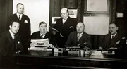 An Originalschaupl&auml;tzen in Berlin und D&uuml;sseldorf erz&auml;hlen Gabi Schlag und Benno Wenz die spannende Geschichte Ernst Gennats, des kriminalistischen Erneuerers und ersten Profilers der Welt.