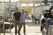 Michael (Jeffrey Donovan, l.) und Sam (Bruce Campbell) kapern einen Sattelschlepper. Sie sind auf der Suche nach einem Mann, der Michaels Freundin entlasten kann.