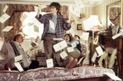 Die Dursleys (li. Richard Griffiths, re. hi. Fiona Shaw und Harry Melling) h&auml;tten besser nicht verhindert, dass Harry (Daniel Radcliffe, Mi.) Zaubererpost erh&auml;lt. Durch den Kamin kommen pl&ouml;tzlich Dutzende von Briefen, die an Harry adressiert sind&hellip;