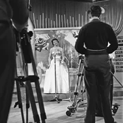 ARD/HR EUROVISION SONG CONTEST &ndash; MORE THAN MUSIC, Ein Film von Christopher Kaufmann, am Montag (11.05.26) um 20:15 Uhr im ERSTEN und ab Freitag (08.05.26) in der ARD Mediathek. Grand Prix-Wettbewerb 1957 im Gro&szlig;en Sendesaal des Hessischen Rundfunks in Frankfurt: Die deutsche Teilnehmerin Margot Hielscher w&auml;hrend ihres Auftritts mit ihrem Lied "Telefon, Telefon". Sie belegte mit acht L&auml;nderpunkten am Ende zusammen mit der Belgierin Dani&egrave;le Dupr&eacute; Platz vier.