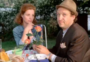 Bauer Tönnsen wirbt mit Blumen und Liebesgedichten um die Hoferbin Henrike Kümmersen (Heike Falkenberg). Bauer Tönnsen wirbt mit Blumen und Liebesgedichten um die Hoferbin Henrike Kümmersen (Heike Falkenberg).