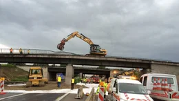Ohne die gigantischen Bagger, die f&uuml;r die Abrissprofis t&auml;glich im Einsatz sind, w&auml;re ein effektives Arbeiten wohl kaum m&ouml;glich.