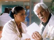 Dr. Sloan (Dick Van Dyke, r.) ist w&uuml;tend, weil die Urlaubsfotos, die er Amanda (Victoria Rowell, l.) zeigen wollte, vertauscht wurden.