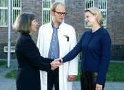 Jutta (Claudia Loerding, li.) w&uuml;nscht Blondie (Victoria Madincea, re.) alles Gute f&uuml;r ihr Leben in der Freiheit (Mi. Atto Suttarp als Dr. Stein).