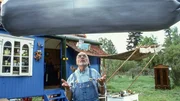 Wie schwebt ein Zeppelin? Peter Lustig probiert es aus - und l&auml;sst seinen eigenen Blimp im Garten steigen.