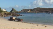 Mit Trecker und Boot am Strand von Bryher mit Blick auf Tresco.